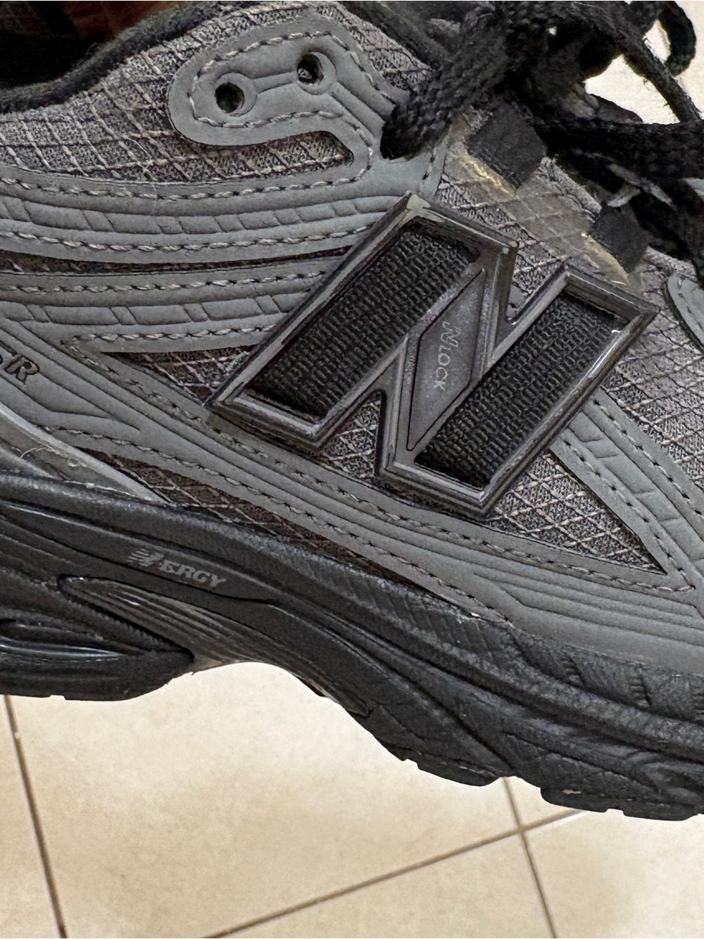 New Balance Gray and Black Trail-Style Sneakers Boys size 4 - Picture 5 of 15